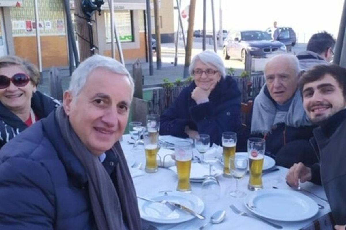 en gruppe mennesker som sitter ved et bord med øl