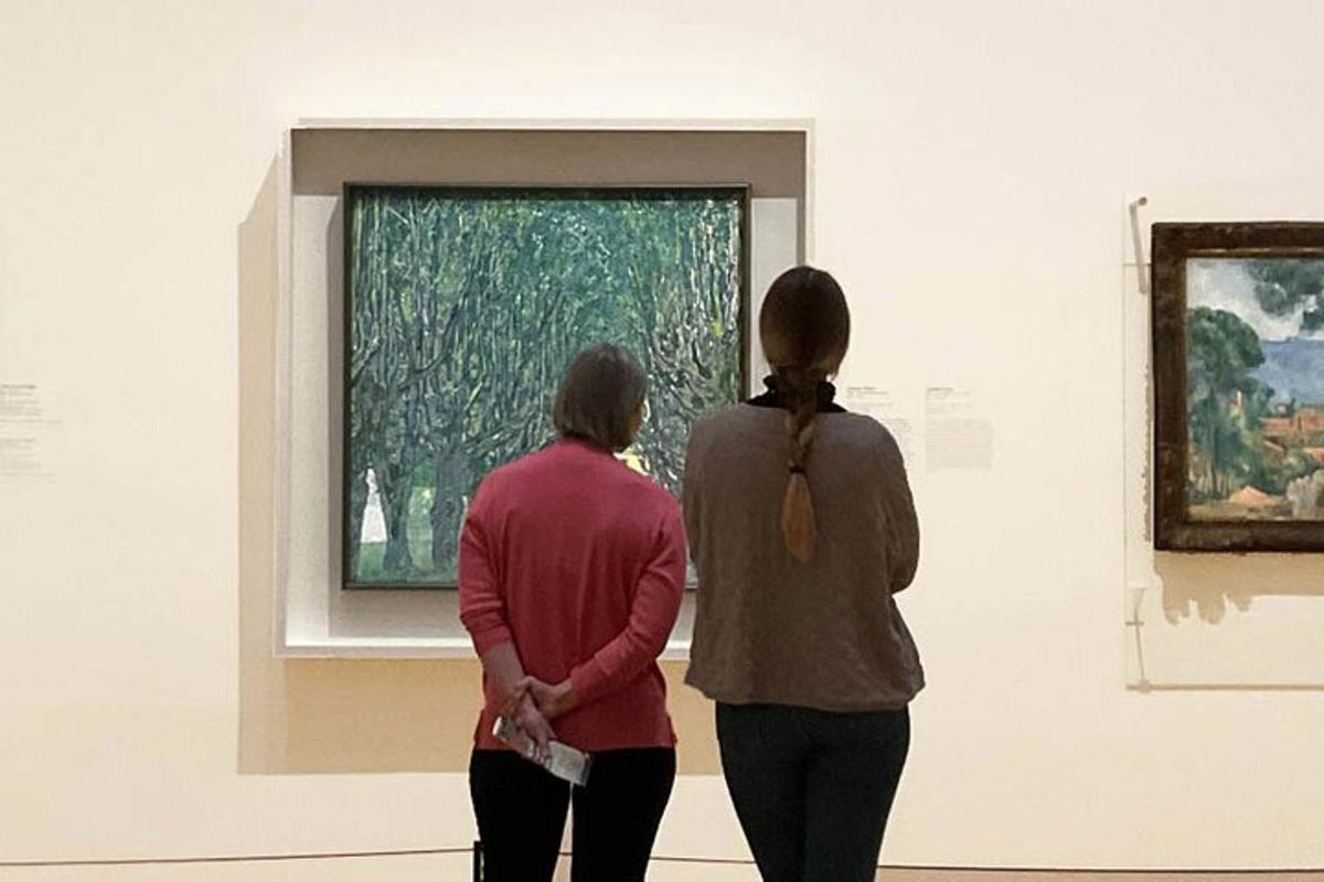 due donne che guardano una finestra in una mostra d'arte