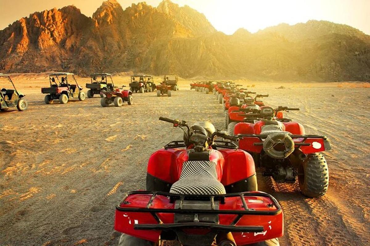 una fila di motociclette parcheggiate sulla spiaggia