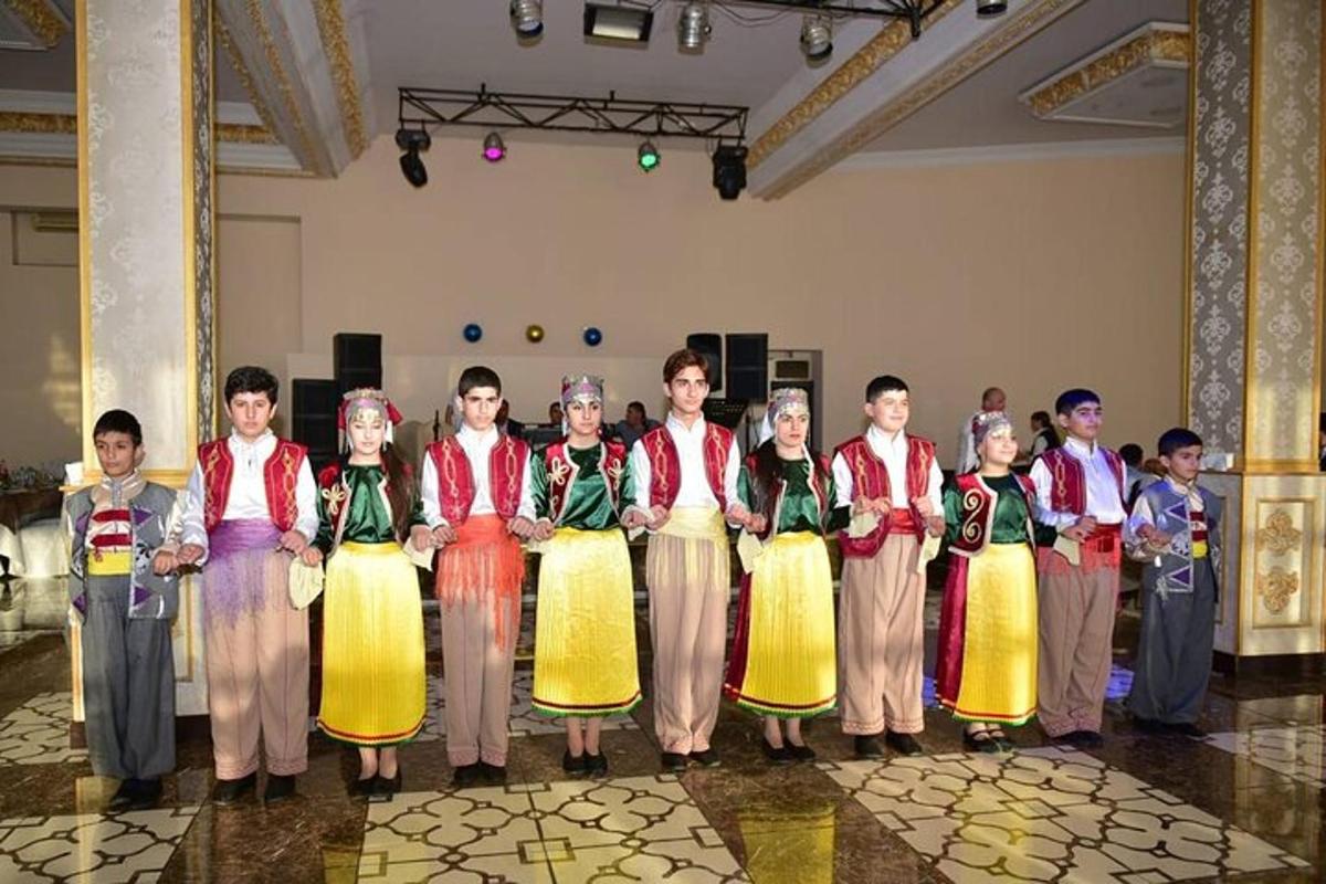 un gruppo di bambini vestiti in costume in piedi in una stanza