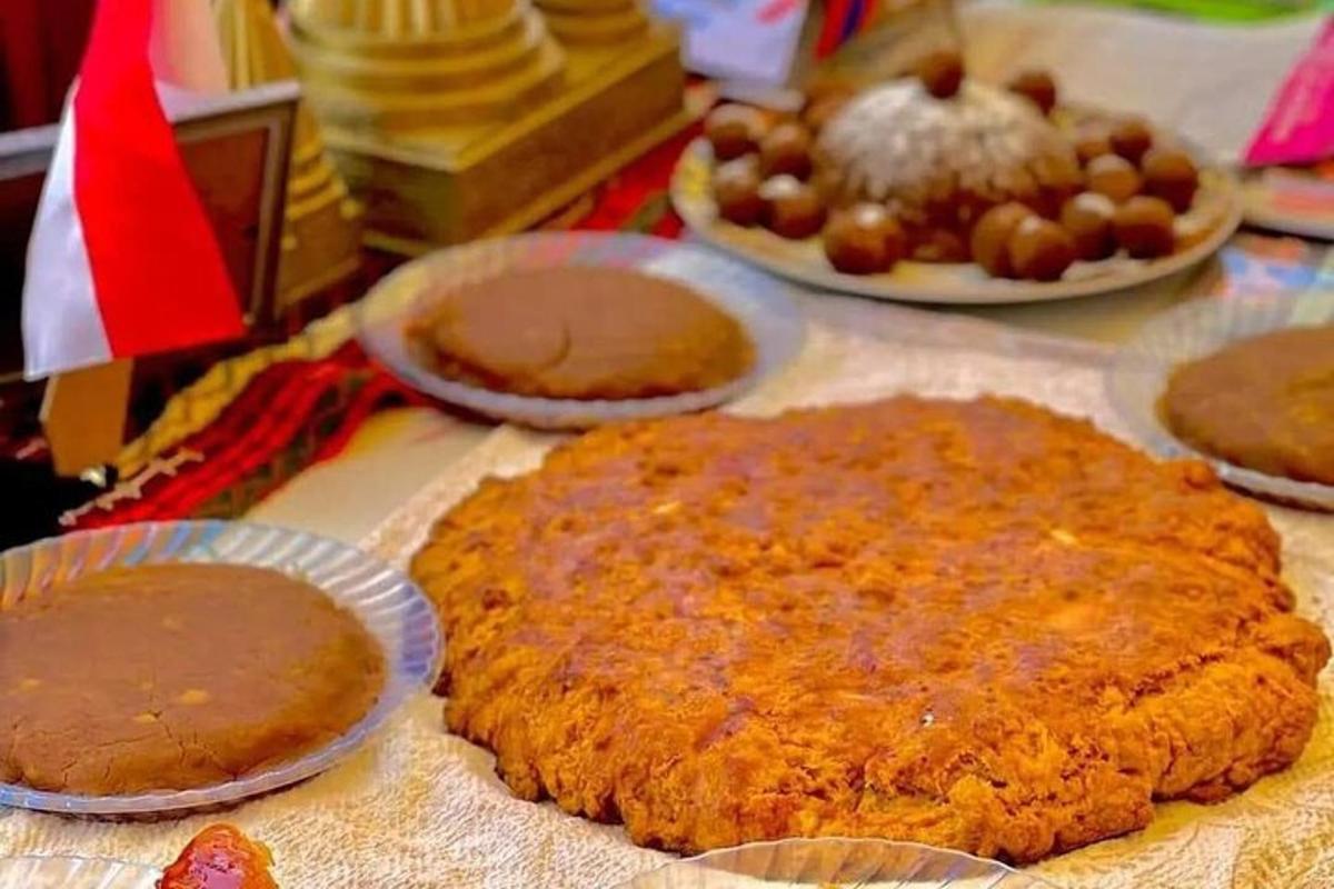 un tavolo con piatti di cibo e piatti di cibo
