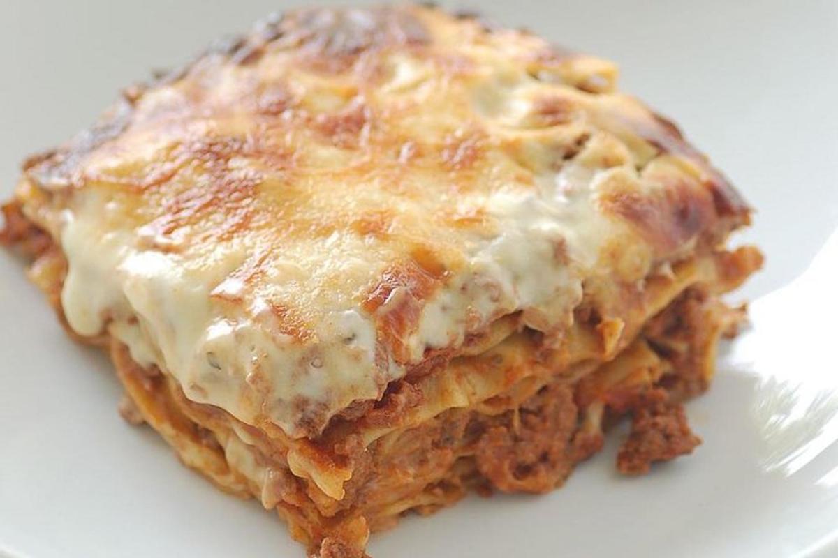 un morceau de nourriture sur une assiette blanche