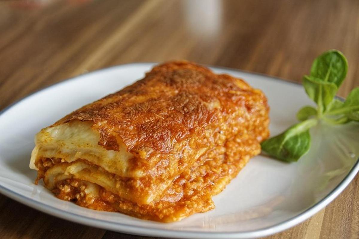um pedaço de comida em um prato sobre uma mesa