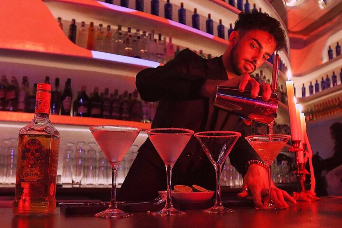 un barista che prepara cocktail in un bar