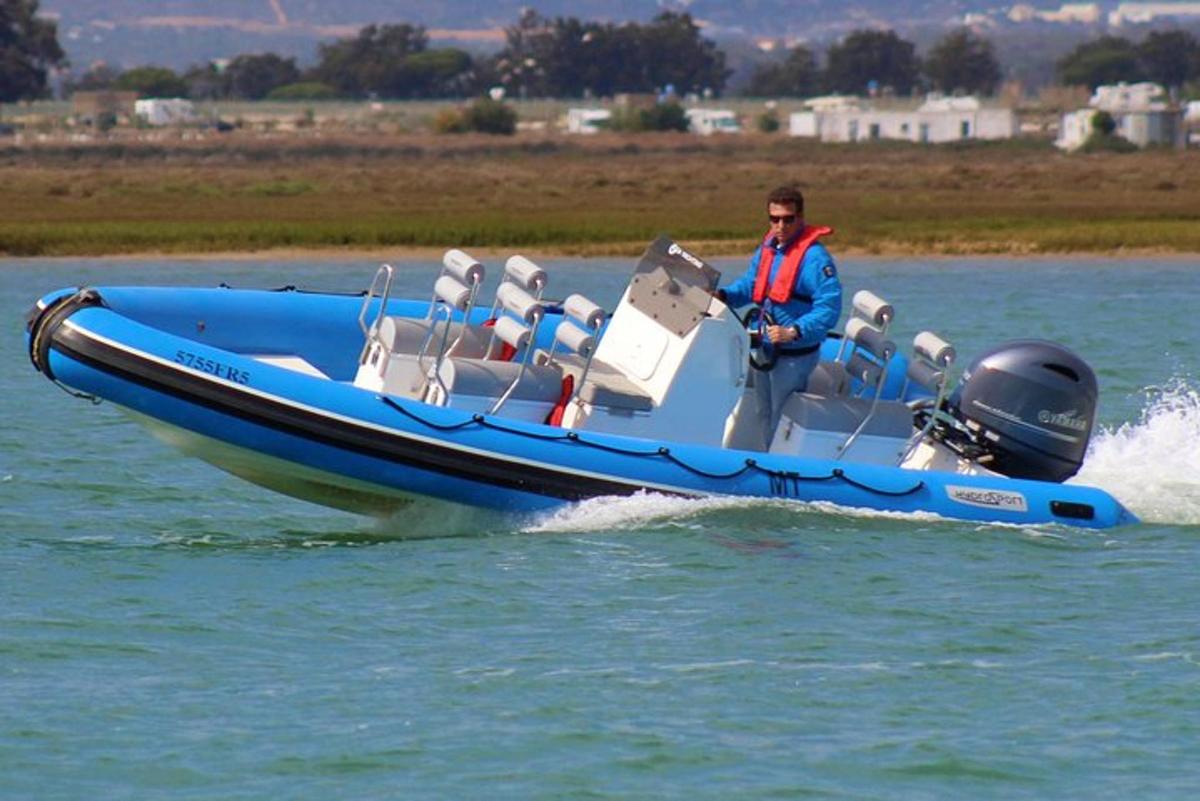 ein Mann in einem blauen Boot auf dem Wasser