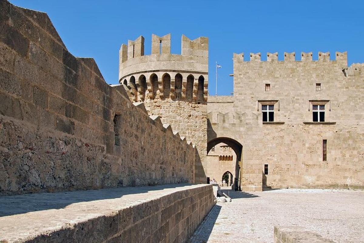 un gran castell amb una muralla i un edifici