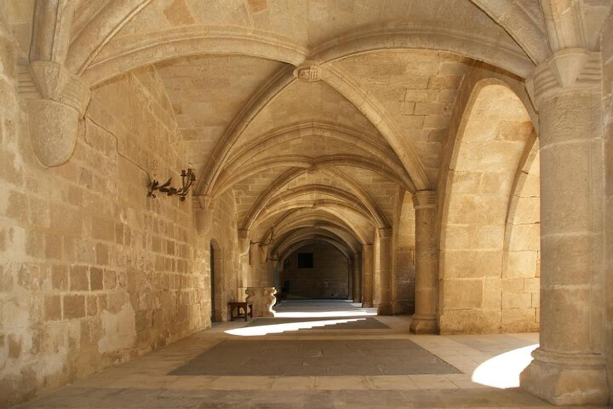 un passadís en un castell amb un arc