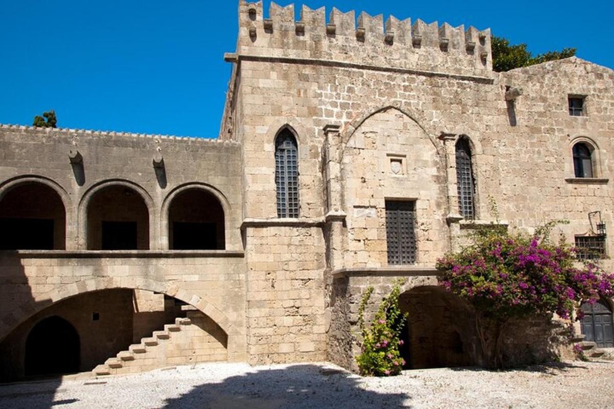 un edifici de maó amb una torre i una escala