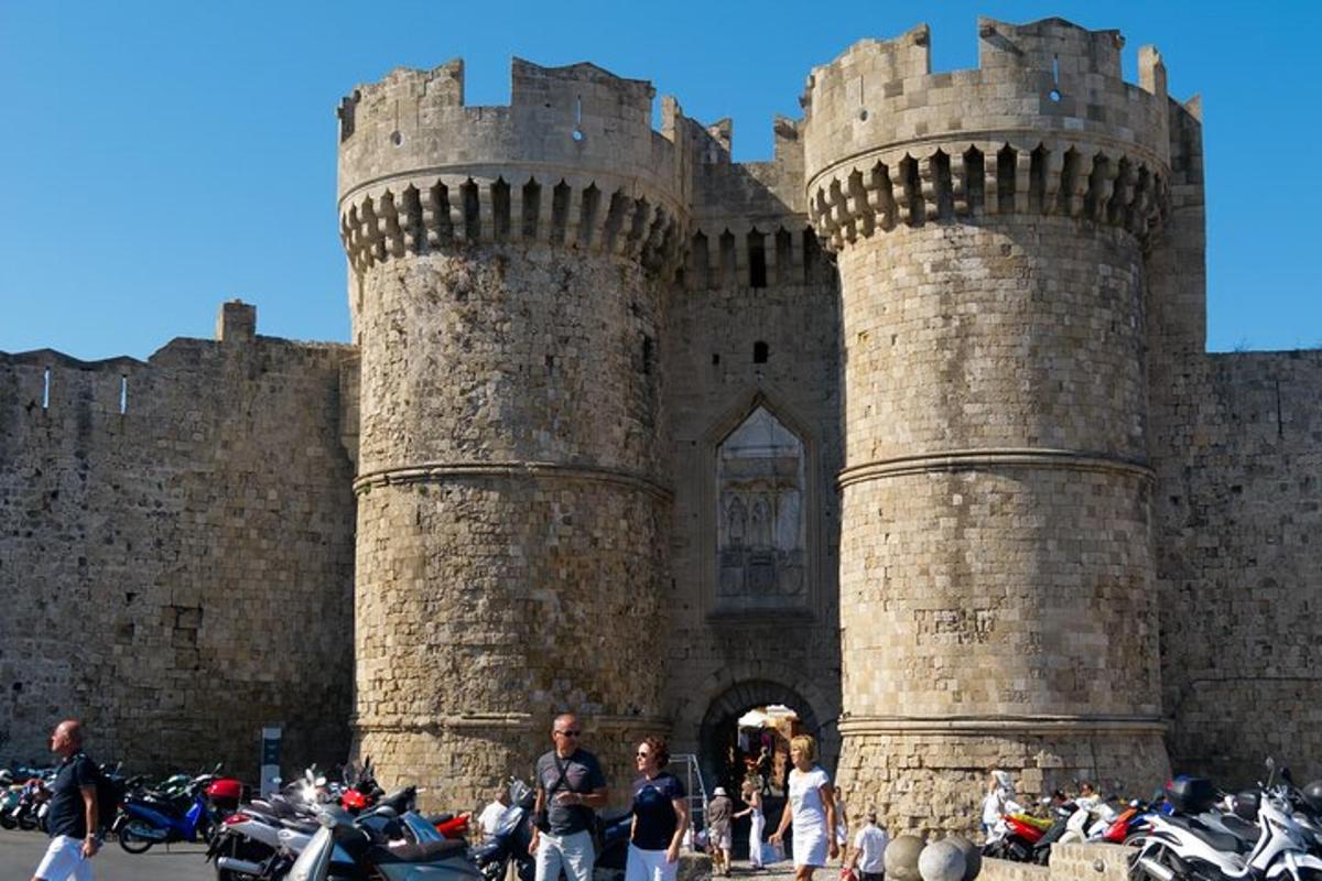 un castell amb un munt de motocicletes al davant