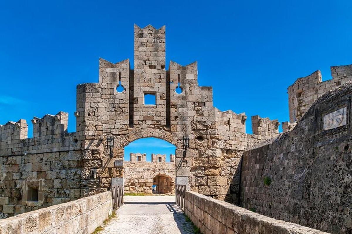 una entrada a un castell amb un arc