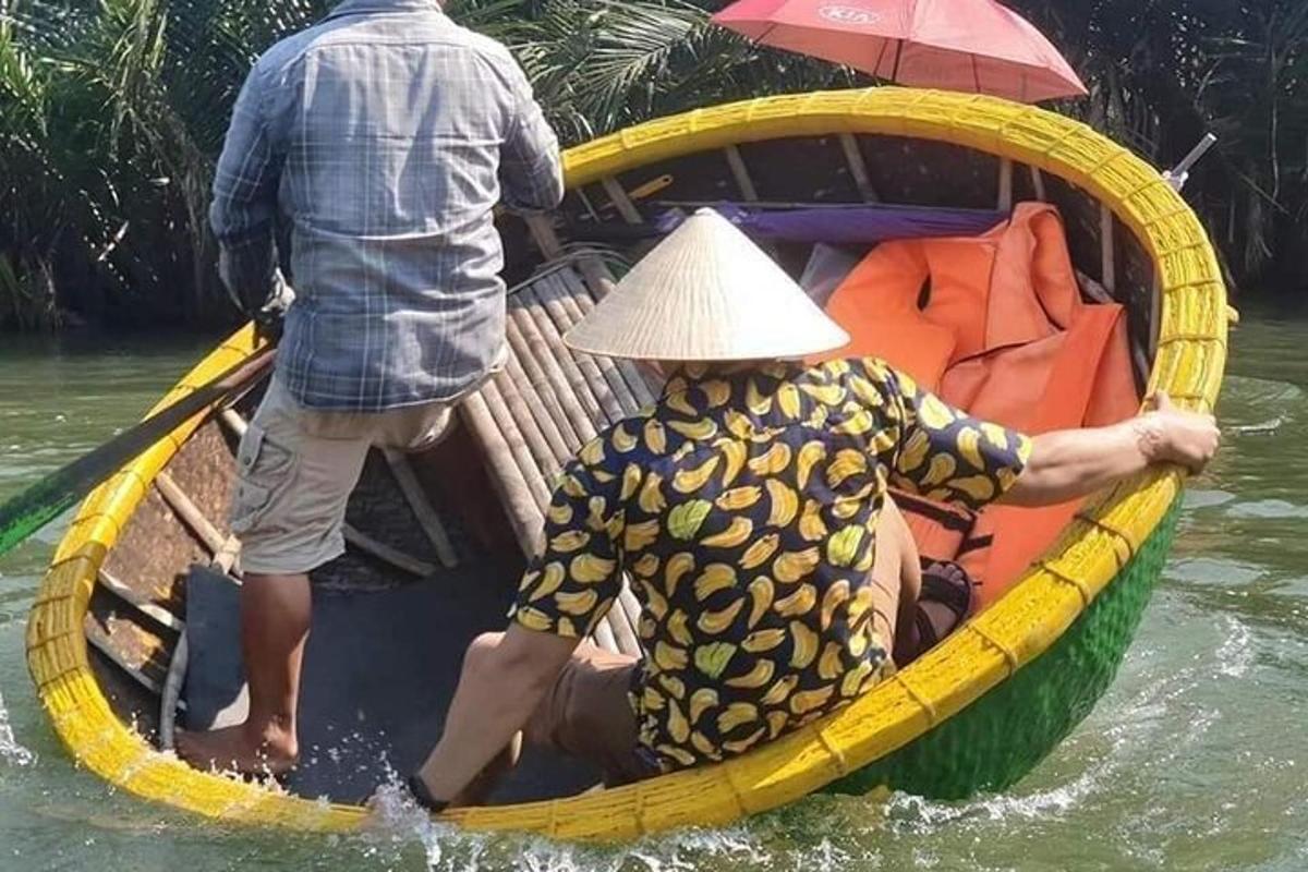 чоловік у човні у воді