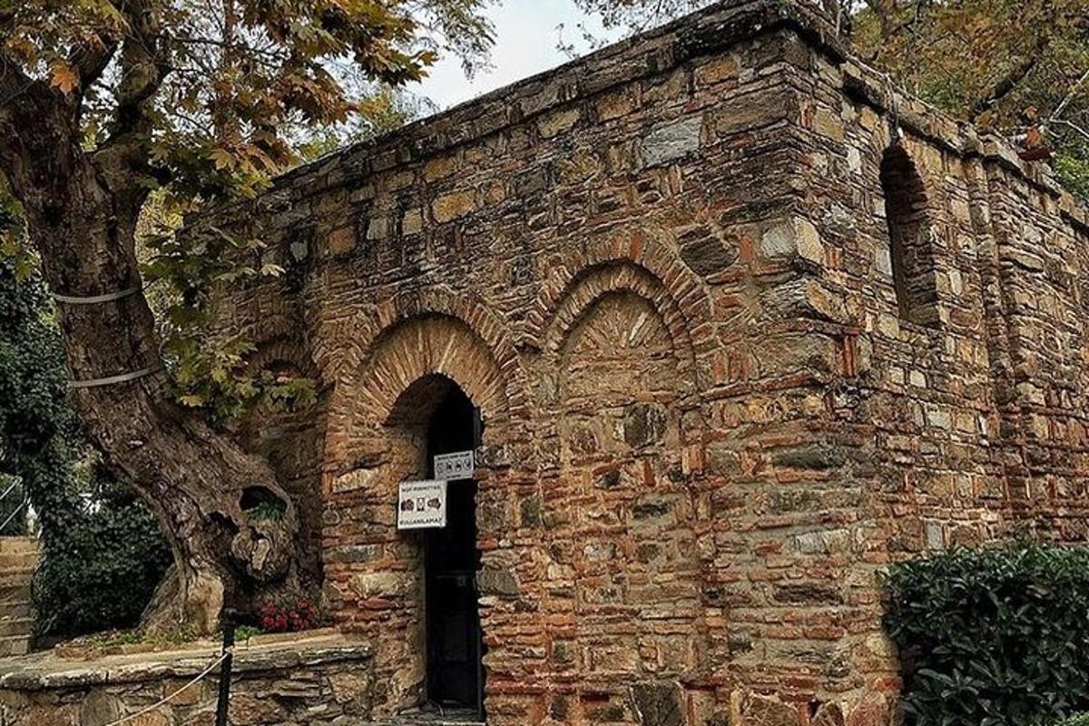 vana telliskivihoone, millel oli silt