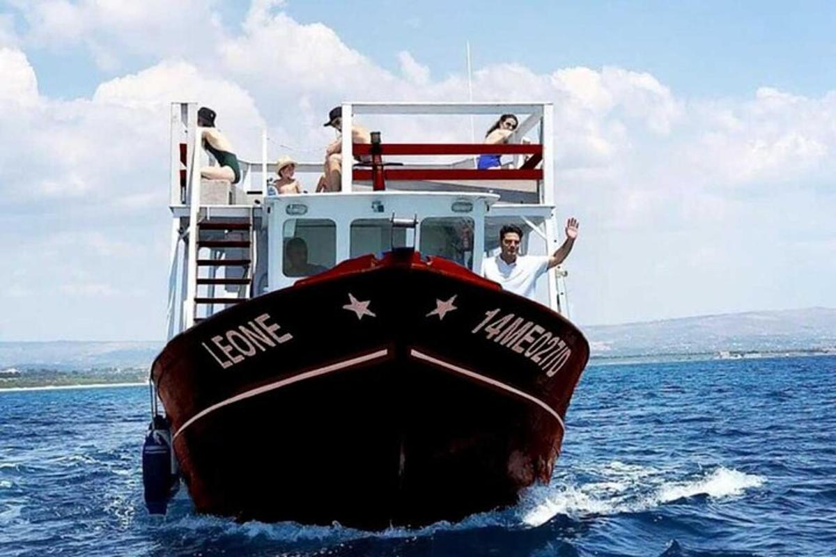 un gruppo di persone su una barca in acqua