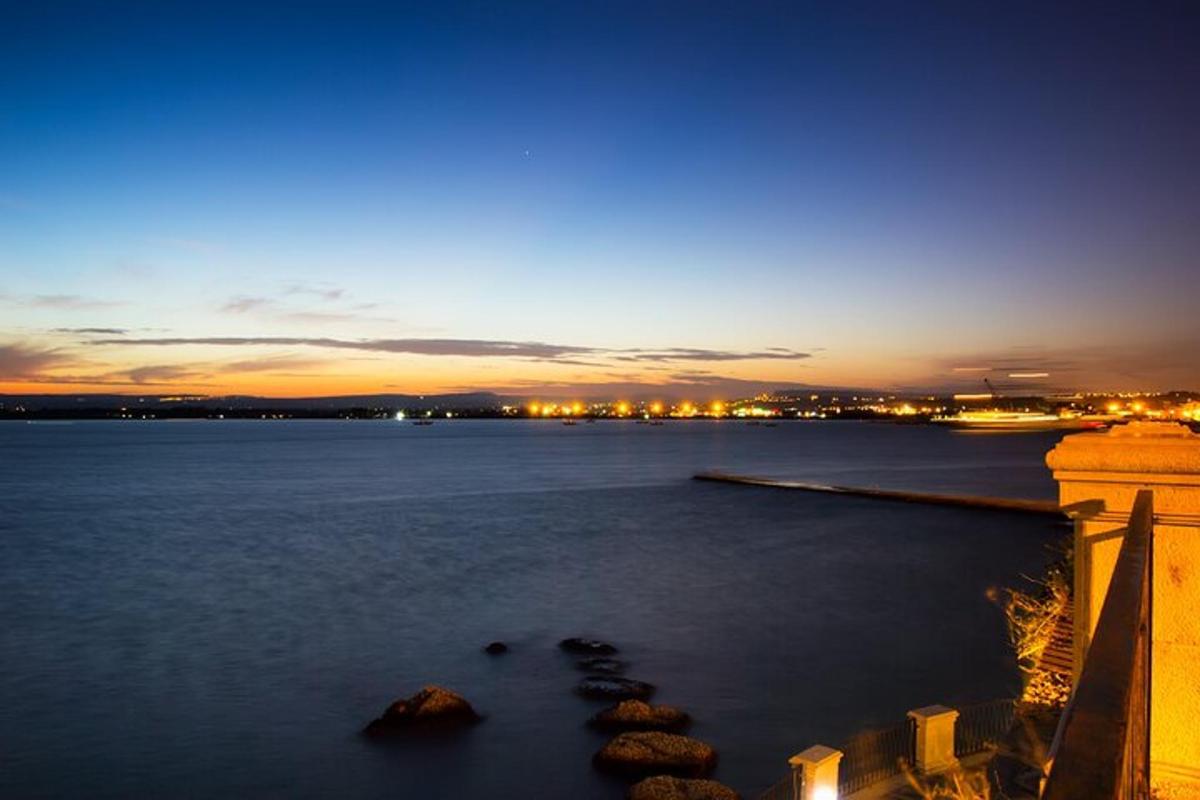 una vista di un grande specchio d'acqua di notte