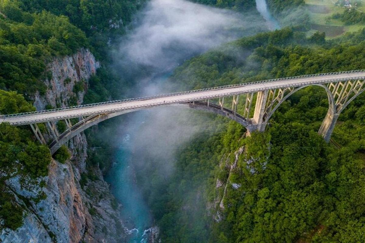 un ponte sopra un fiume in montagna
