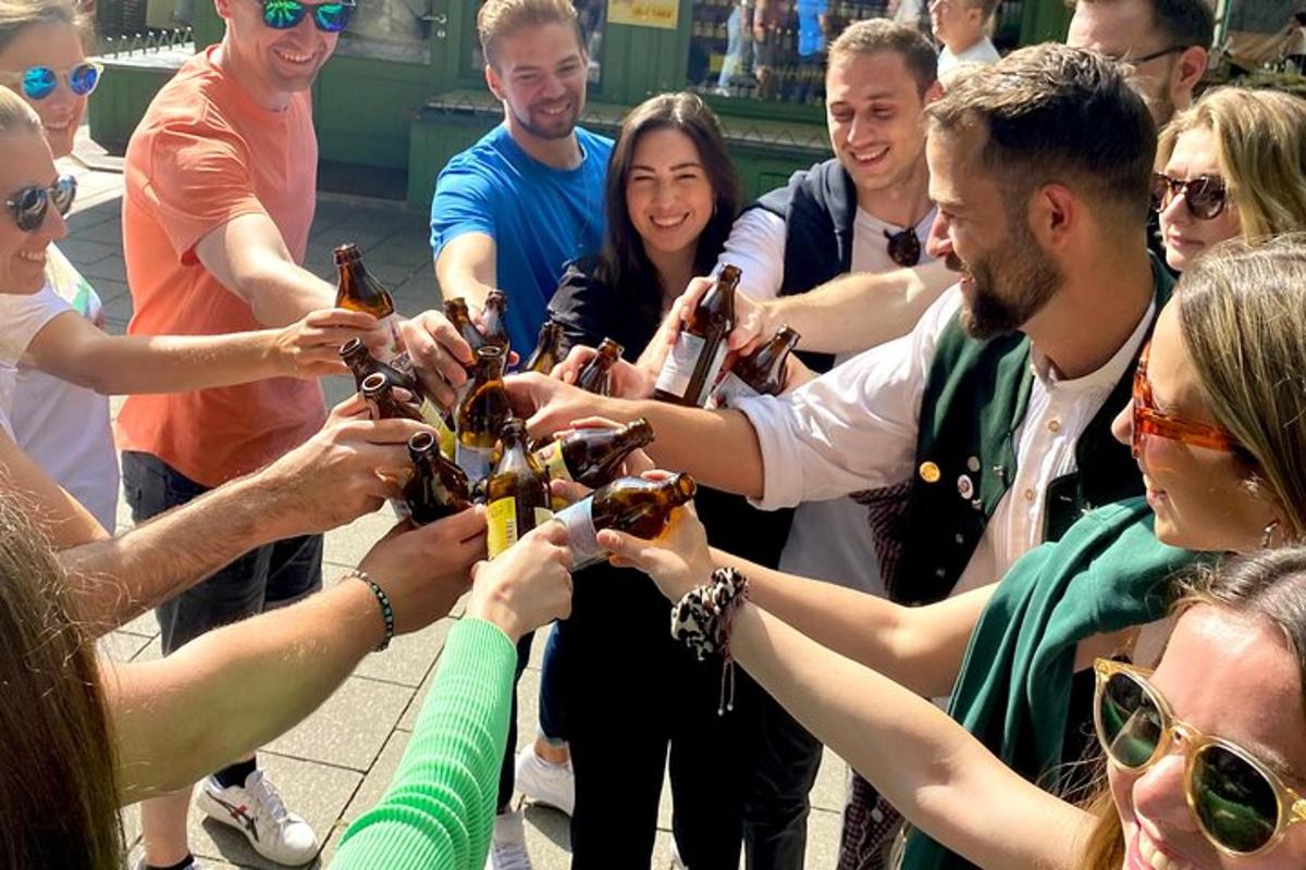 un grup de persones sostenint ampolles de cervesa