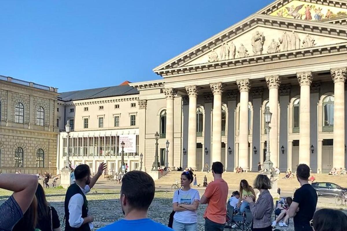 eine Gruppe von Menschen steht vor einem Gebäude