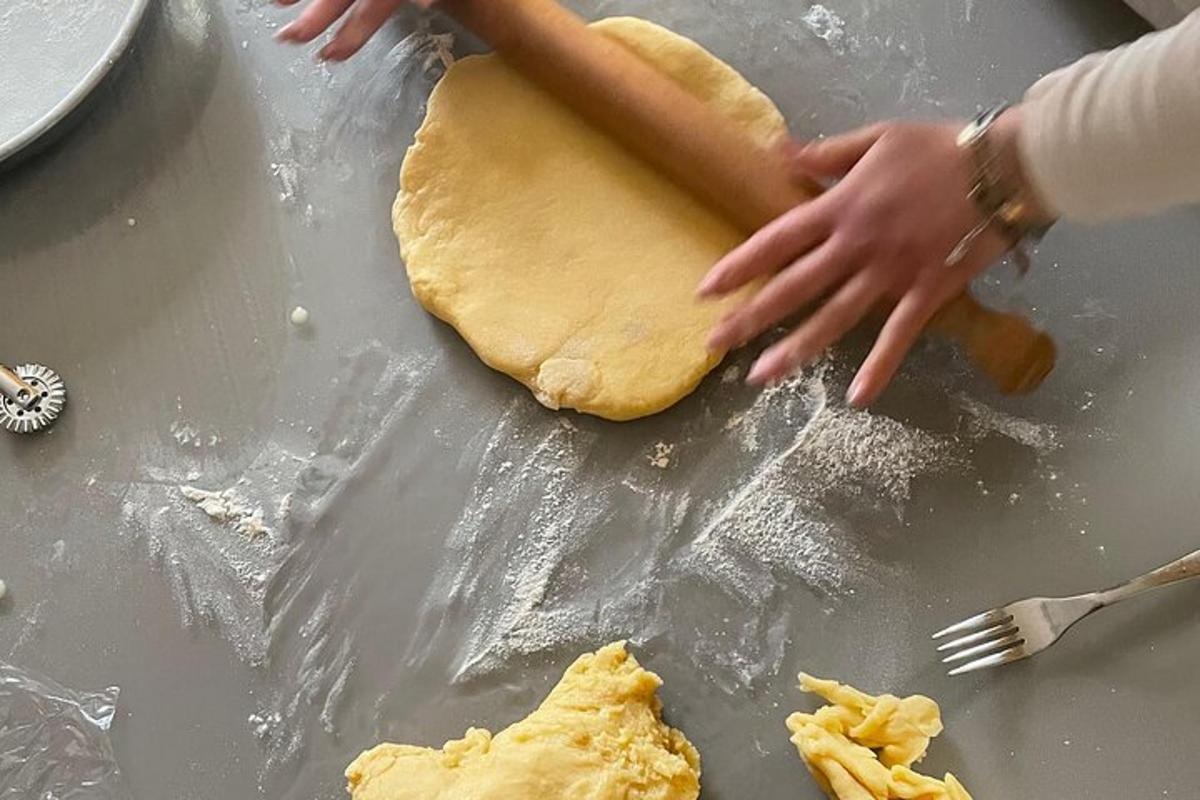 una persona sta impastando l'impasto su un tavolo