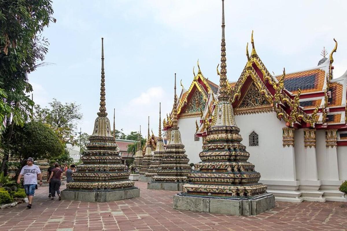 deretan pagoda di hadapan sebuah bangunan