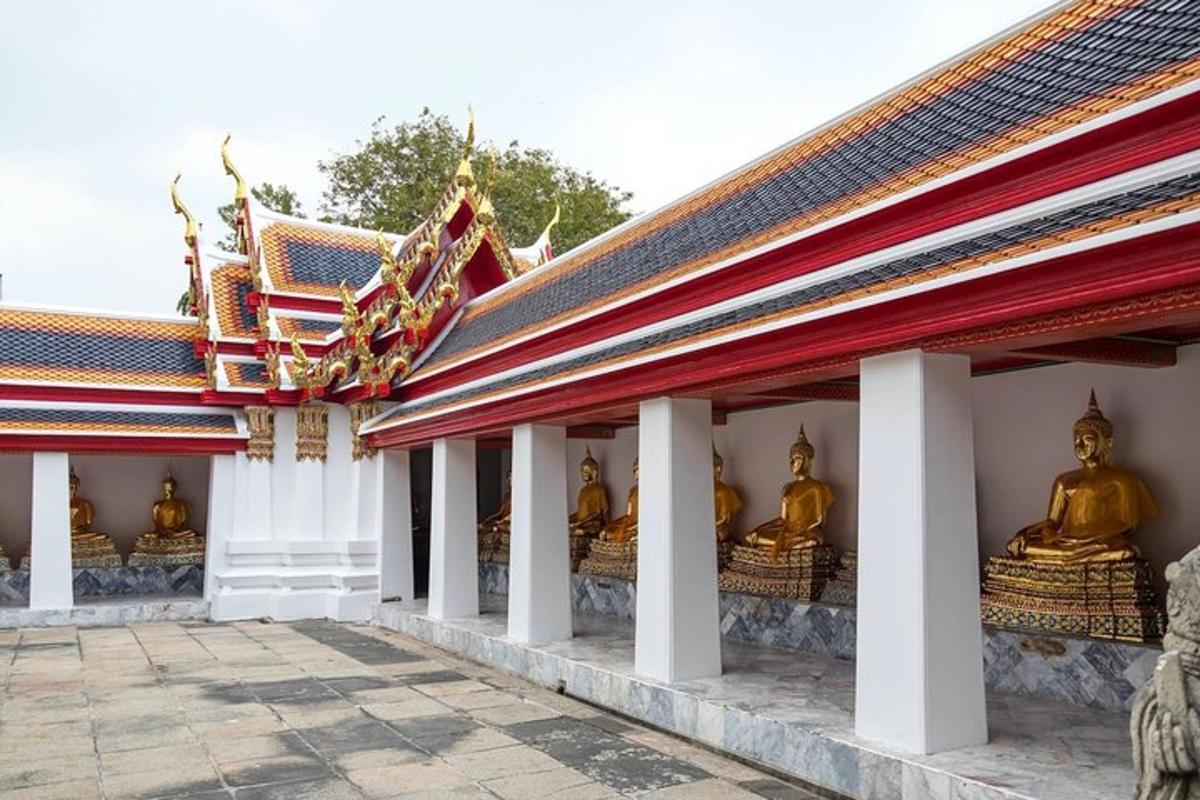 deretan patung buddha di sisi sebuah bangunan