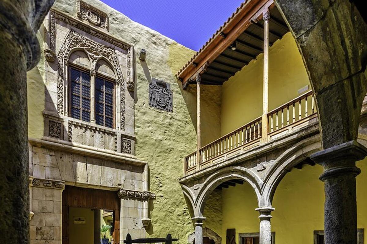 o clădire galbenă cu un balcon lateral