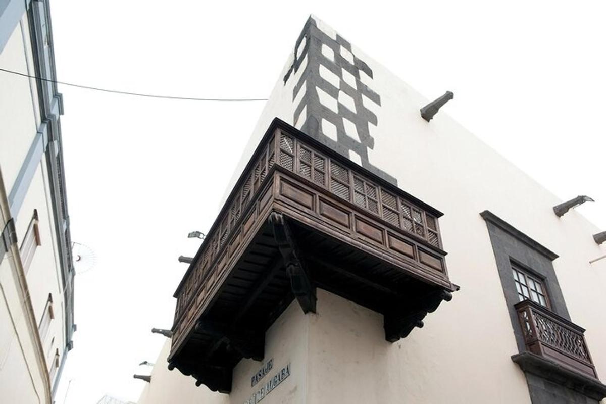 o clădire cu un balcon pe lateral