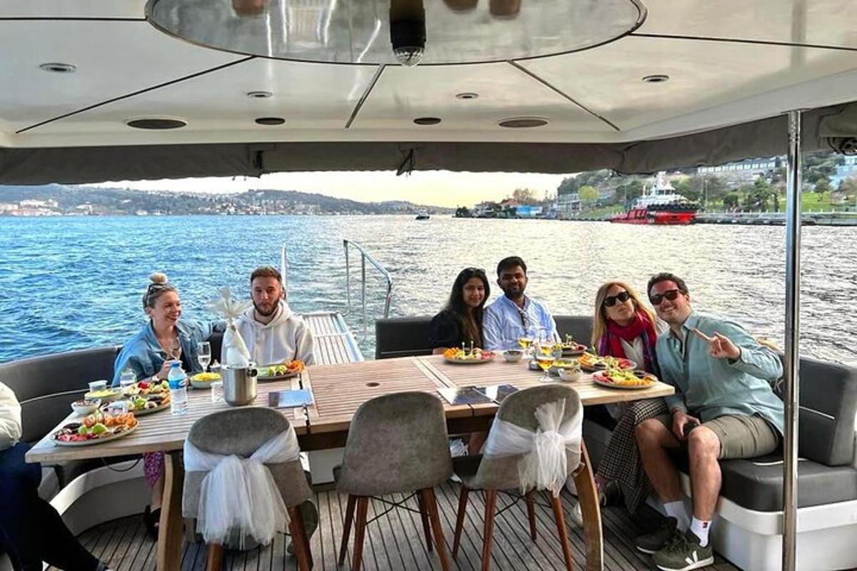 Un grupo de personas sentadas alrededor de una mesa en un barco.