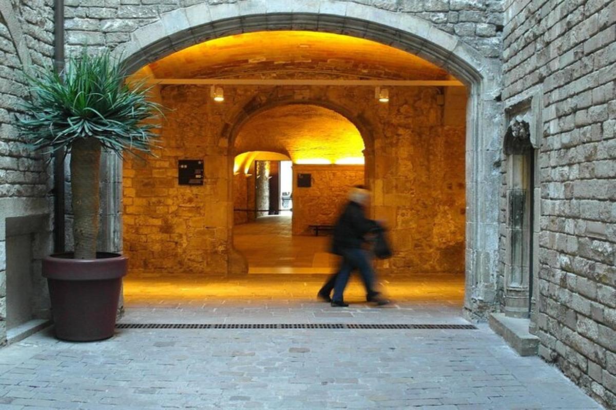 una persona caminando a través de un arco en un edificio