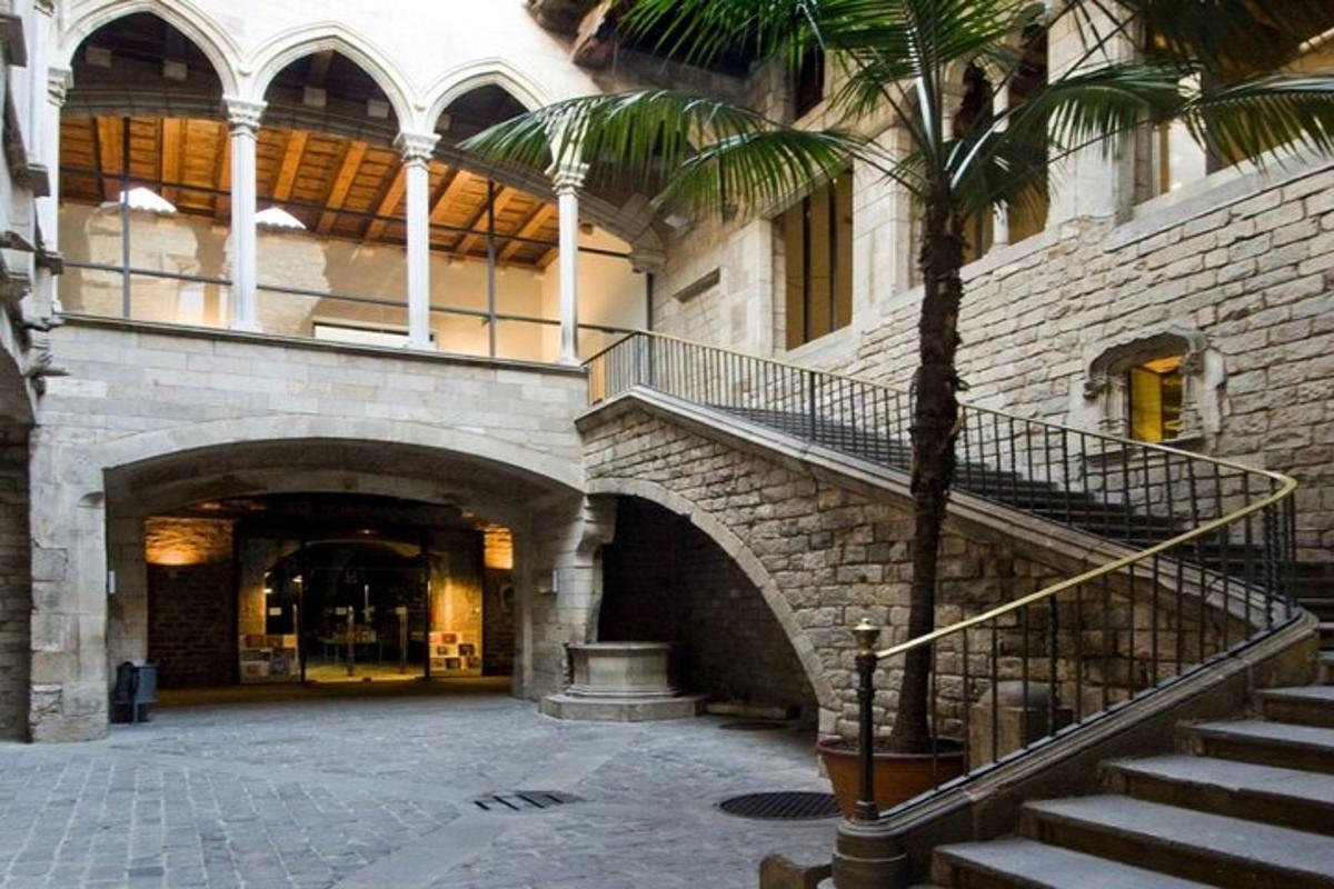 Un edificio con una escalera y una palmera.