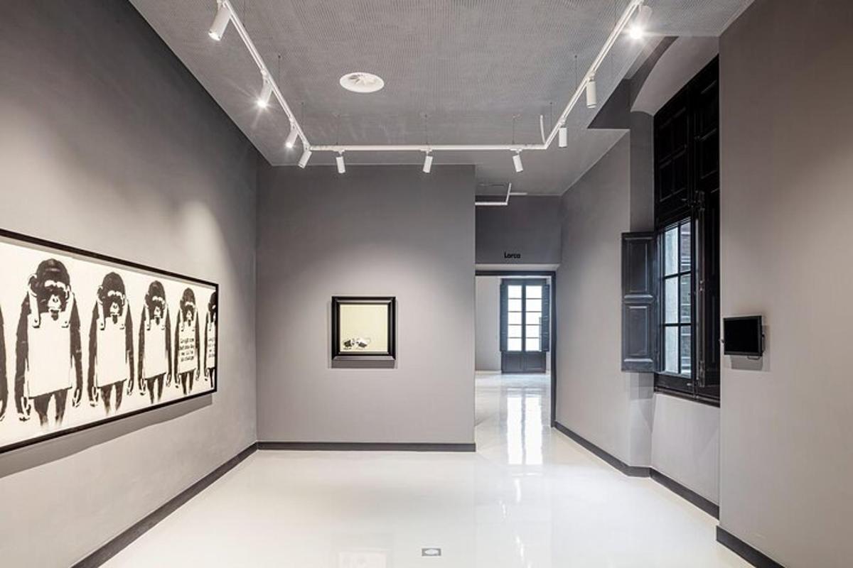 una habitación con pinturas en las paredes de un museo