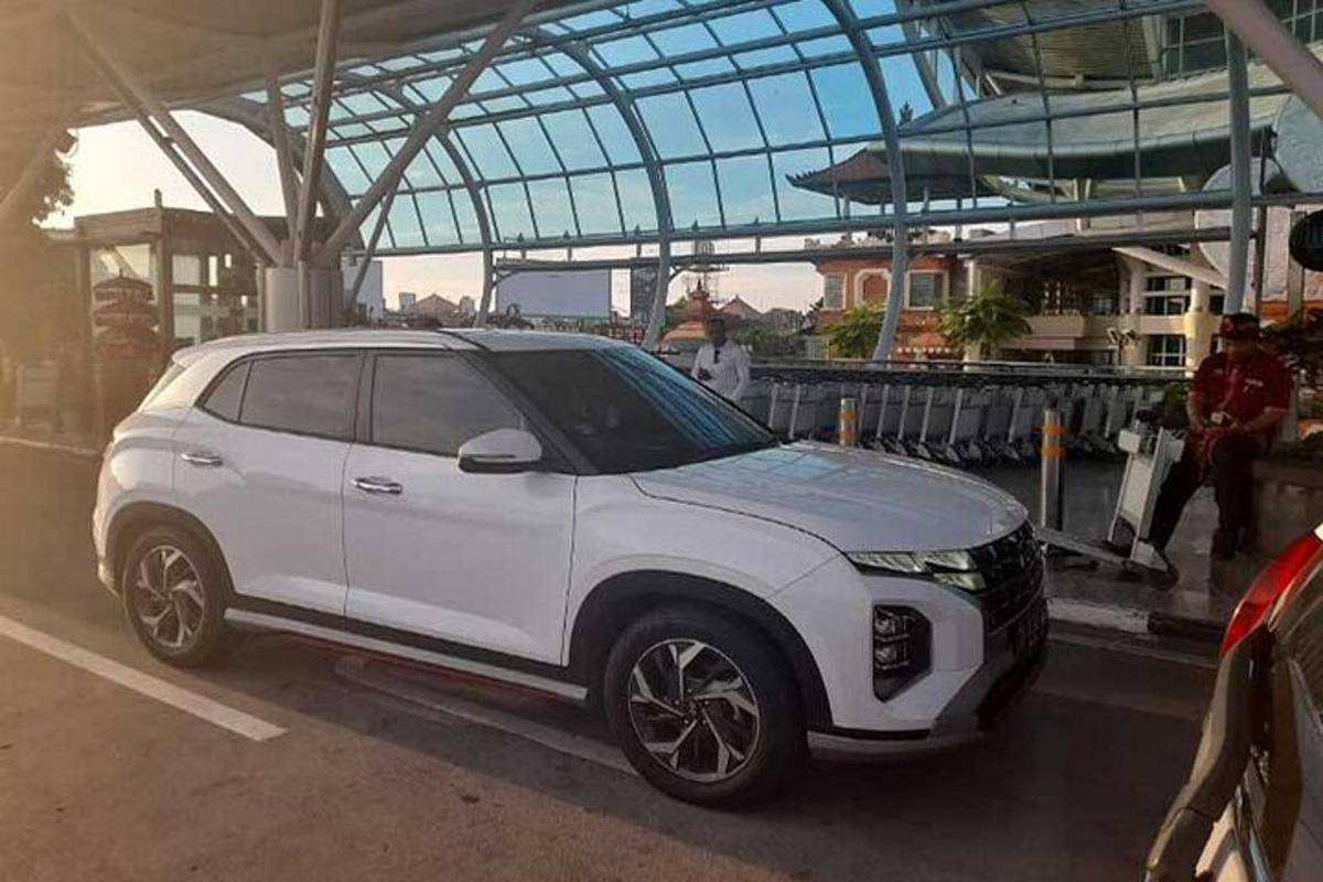 Ένα λευκό SUV παρκαρισμένο σε ένα πάρκινγκ