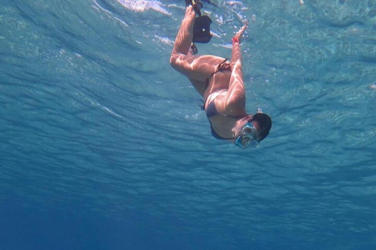 isang lalaking lumulutang sa tubig sa karagatan