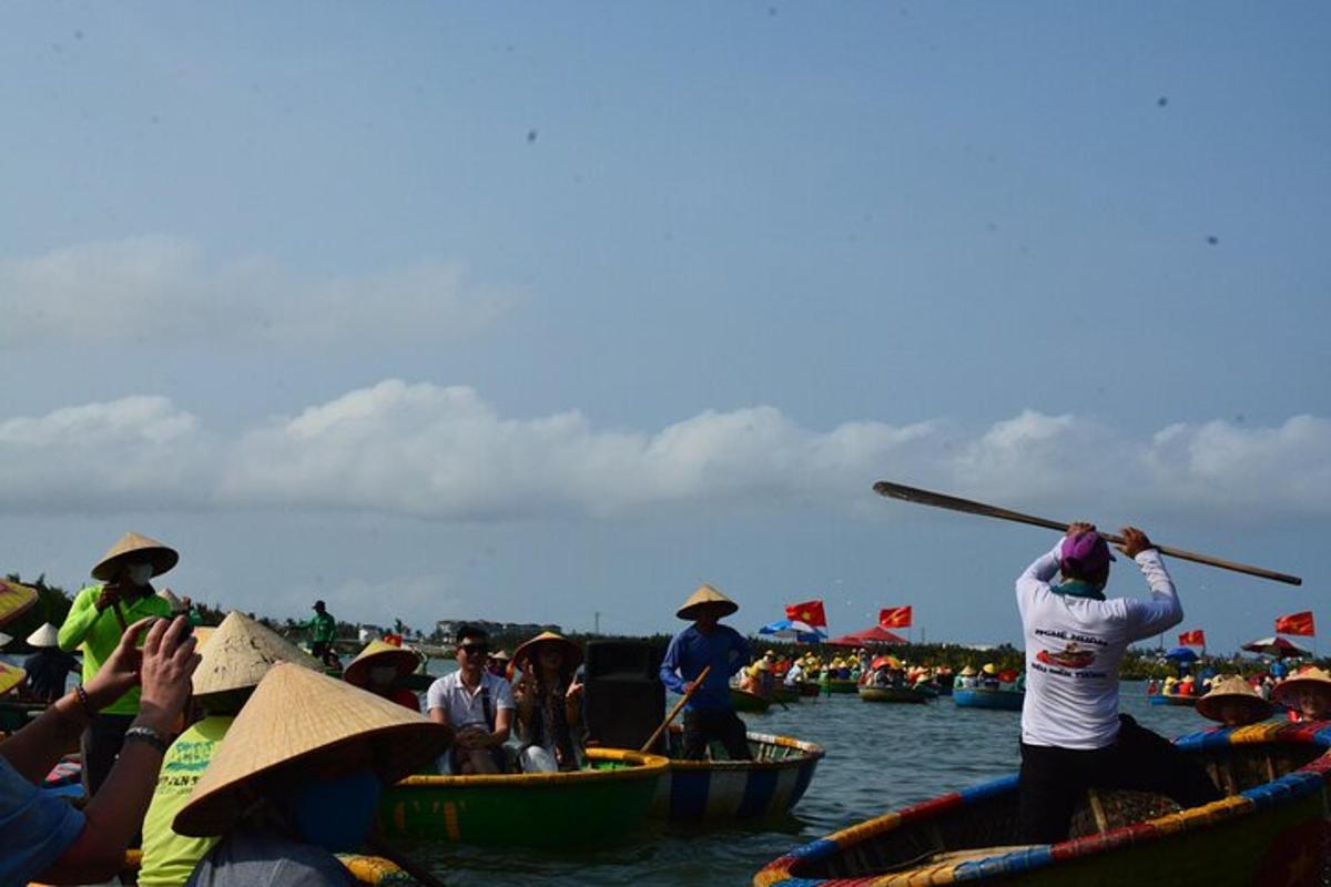 un grup de persones en barques a l'aigua