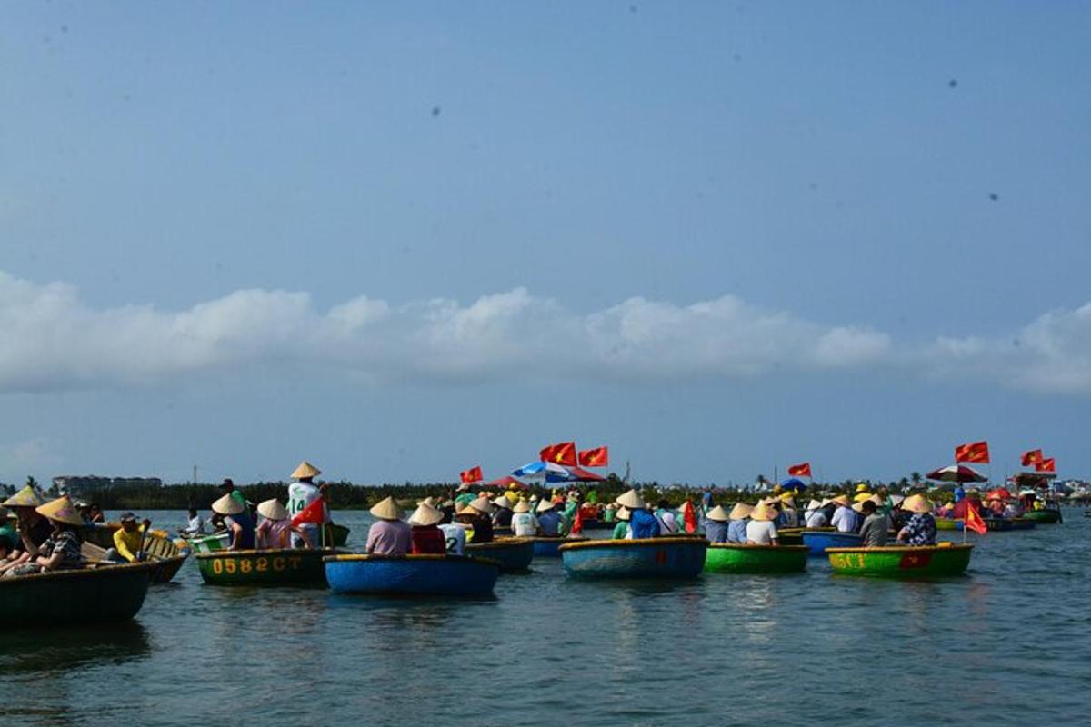 กลุ่มคนในเรือที่อยู่ในน้ำ