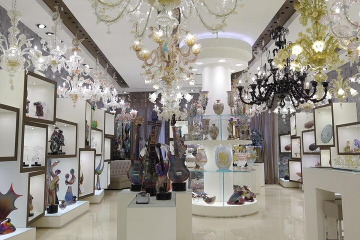 Una tienda llena de candelabros y jarrones.