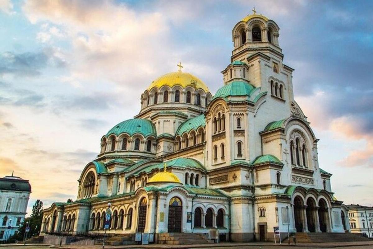 um grande edifício com uma cúpula no topo