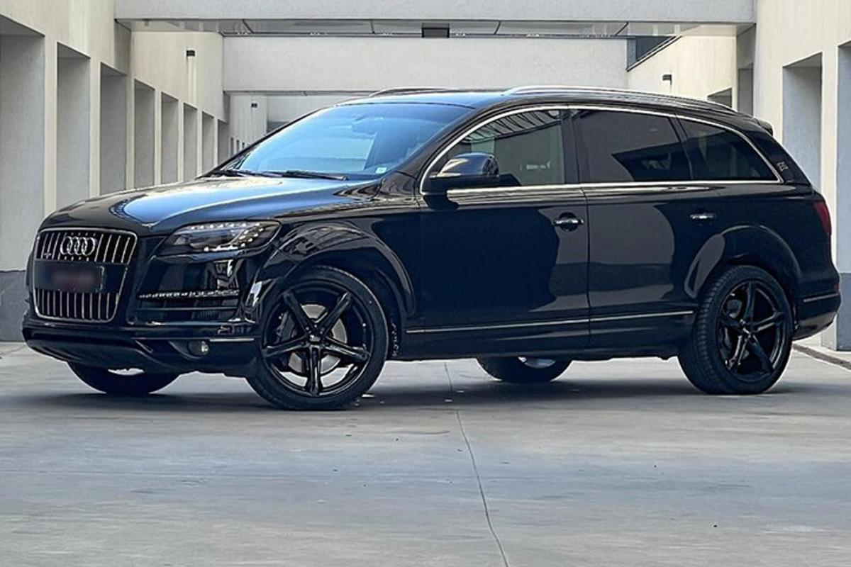 um SUV preto estacionado em um estacionamento
