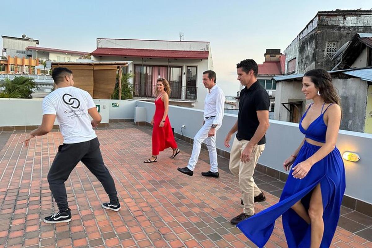 skupina ljudi, ki plešejo na strehi