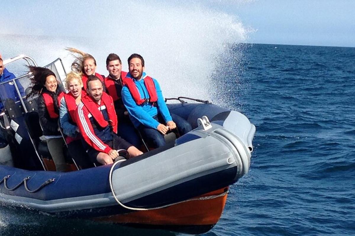 skupina ljudi, ki se vozijo na splavu v oceanu