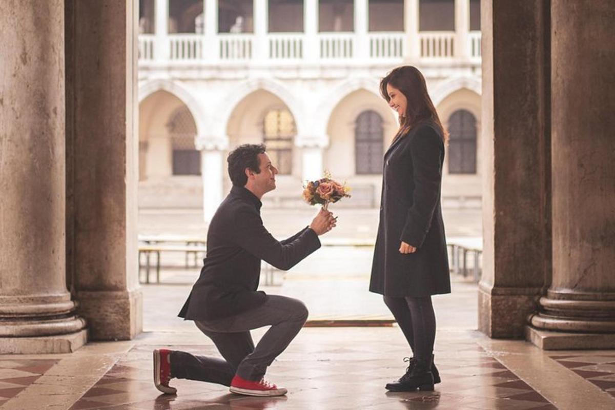 um homem oferecendo um buquê de flores a uma mulher