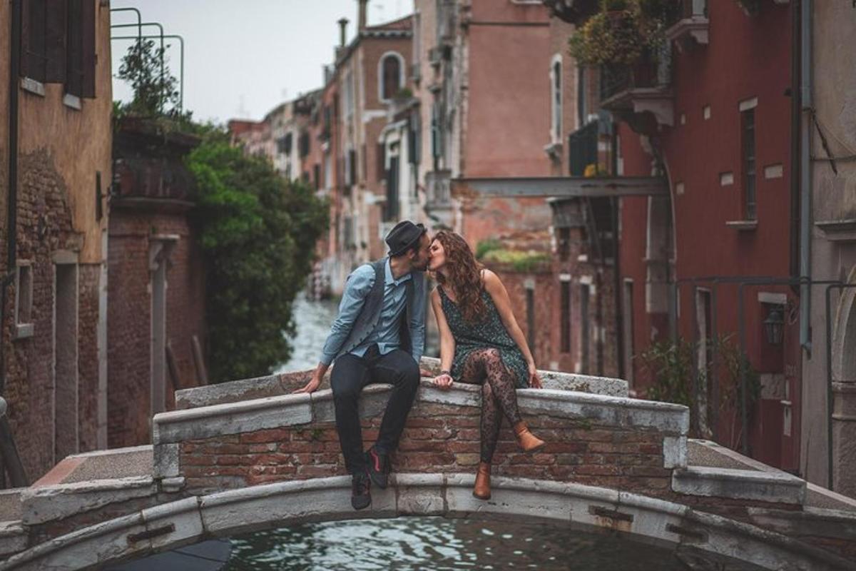 um homem e uma mulher sentados em uma ponte