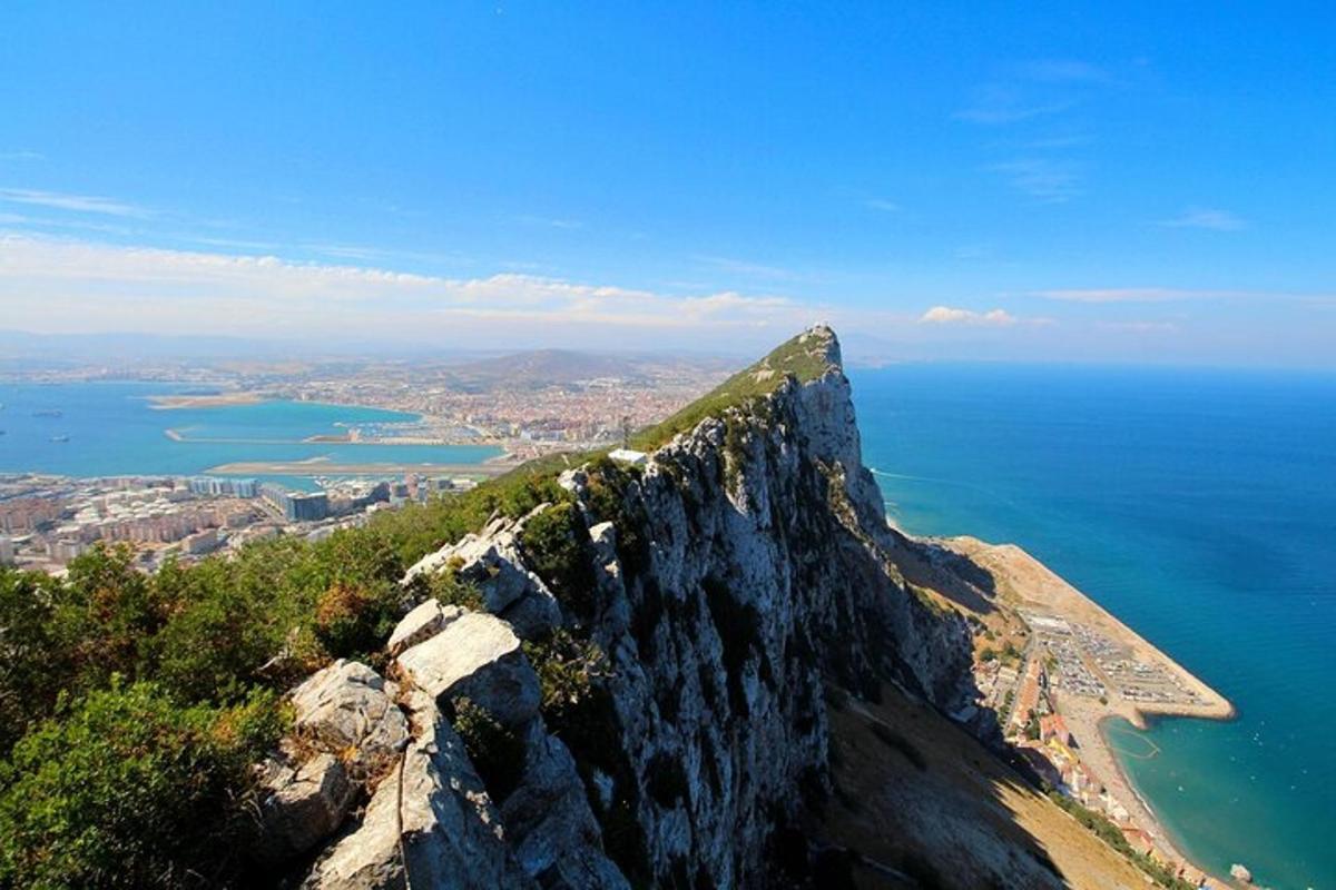 widok na góry z oceanem