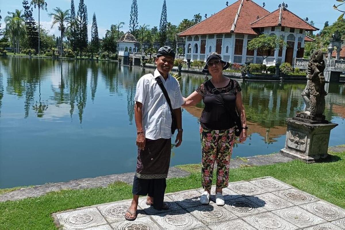 muž a žena stojící před jezerem