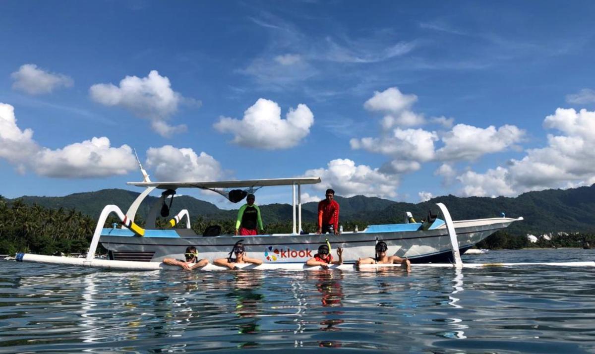un grupo de personas en un barco en el agua