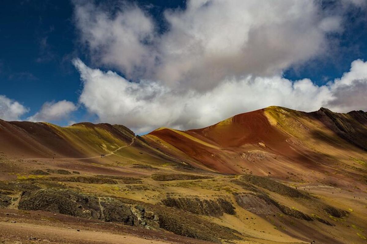 una vista di una montagna marrone con un cielo nuvoloso