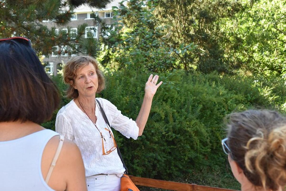 žena koja stoji pored grupe ljudi