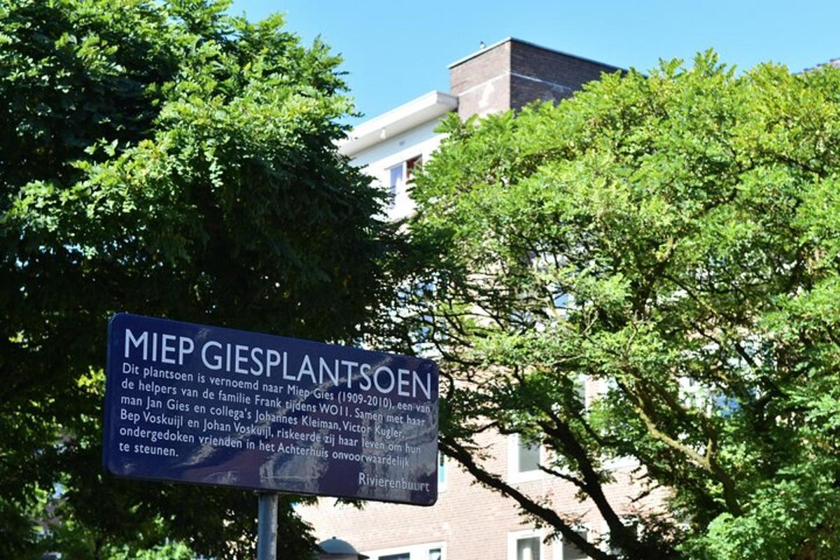 znak ispred zgrade s drvećem
