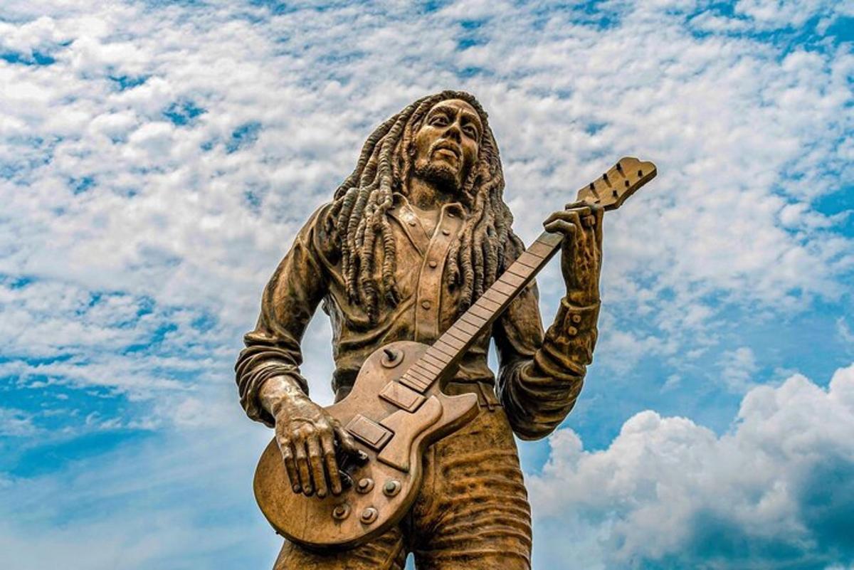 bức tượng một người đàn ông đang cầm một cây đàn guitar