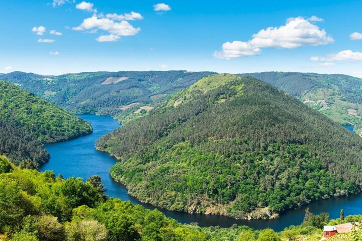 o vedere aeriană a unui râu în munți