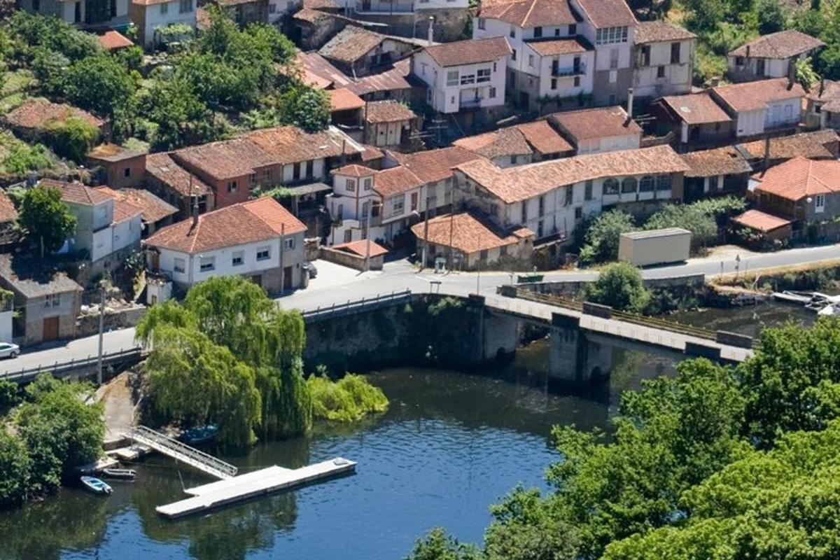 o vedere aeriană a unui oraș cu un râu și clădiri
